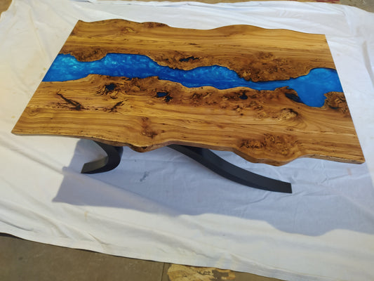 Table basse orme et résine