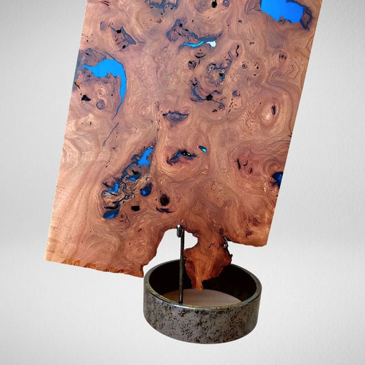 Luminaire bois, résine et métal