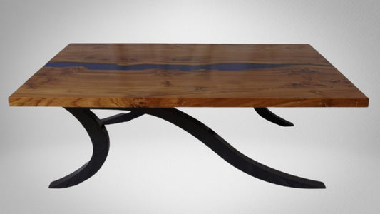 Table basse en loupe d'orme massive et résine bleue