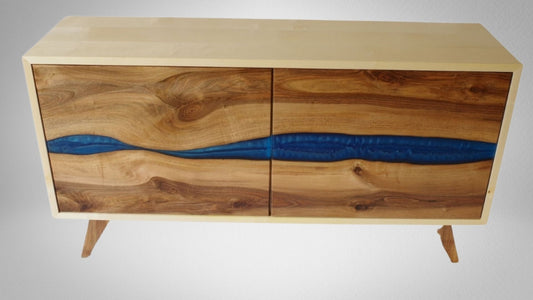 Buffet en érable, portes en noyer et résine bleue nacrée