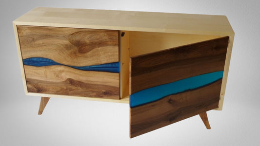 Buffet en érable, portes en noyer et résine bleue nacrée