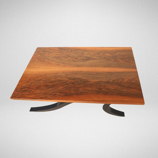 Table basse en noyer plaqué, fini avec un verni satiné