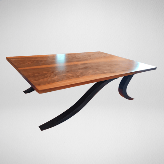 Table basse en noyer plaqué, fini avec un verni satiné